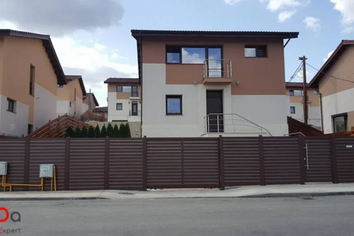 Ansamblu Porti si garduri de aluminiu Cluj