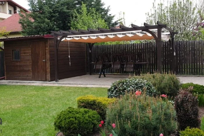 Pergola retractabila